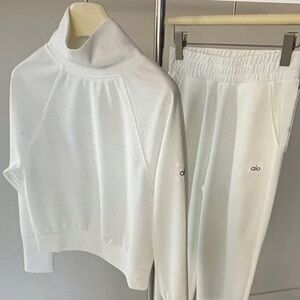 ALO Yoga White Sweatshirt